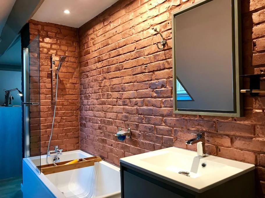 Atypique Style Loft Apartment Phalempin Bagian luar foto