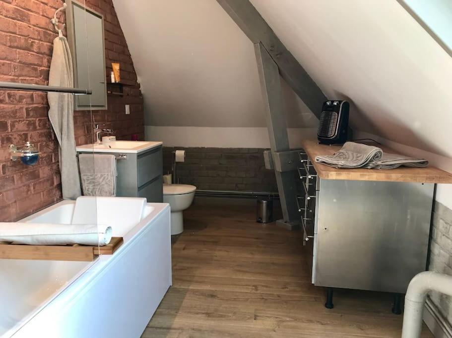 Atypique Style Loft Apartment Phalempin Bagian luar foto